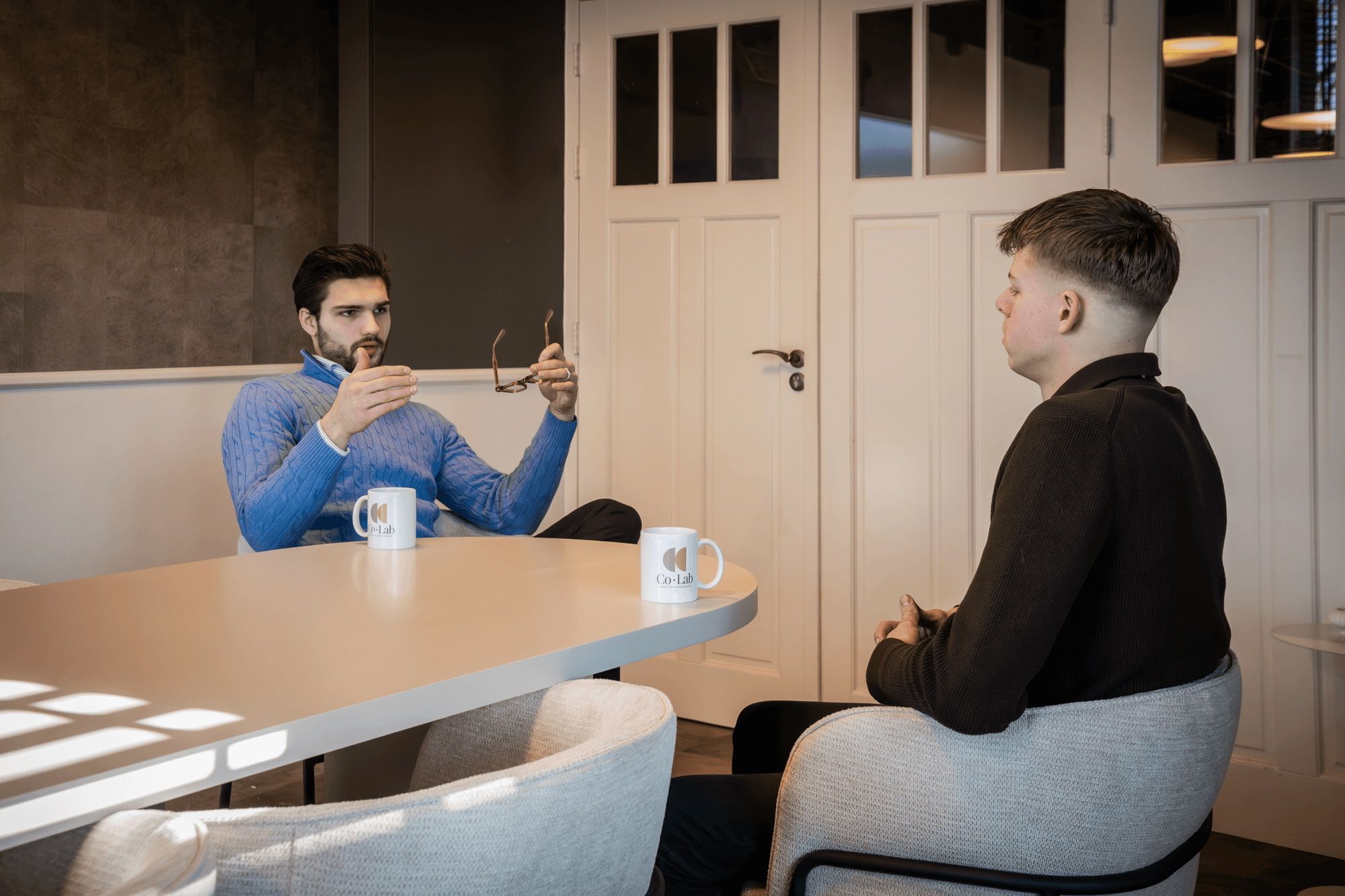 Sfeerbeeld van vergaderen bij Co-Lab